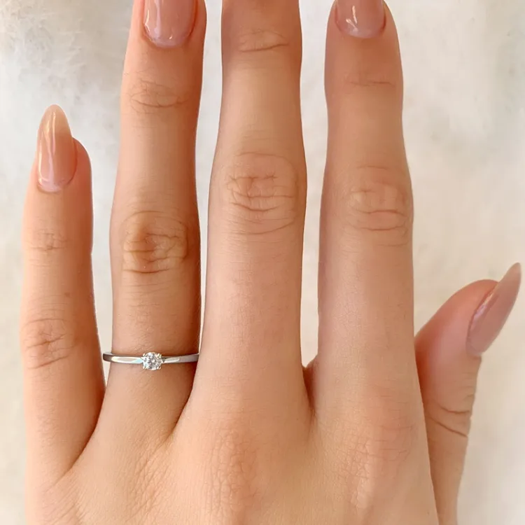 solitaire-sormus rodinoitua hopeaa