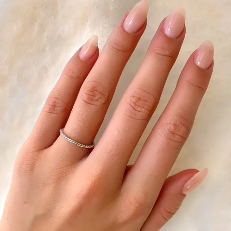 Simple Rings sormus hopeaa