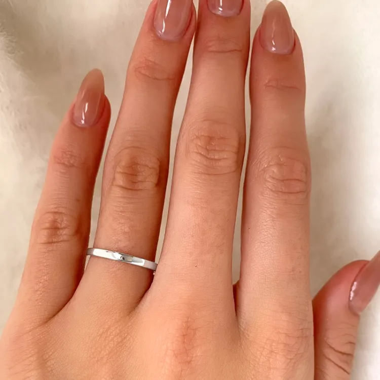 Simple Rings sormus hopeaa