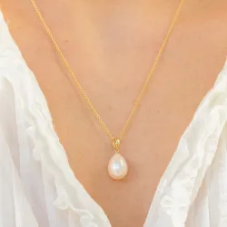 Ovaali helmi riipus 14 karaatti kultaa