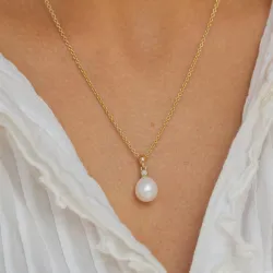 Ovaali helmi timanttiriipus 14 karaatti kultaa 0,02 ct