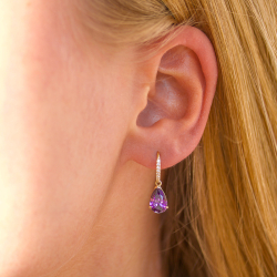 lila korvarenkaat 9 karaatin kultaa kanssa synteettinen ametisti ja zirkoni - Gold Collection