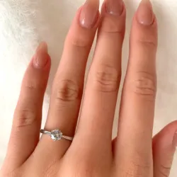 Kapea zirkoni solitaire-sormus 8 karaatin valkokultaa