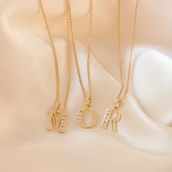 m-kirjain riipus 14 karaatti kultaa 0,04 ct