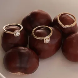 neliskulmainen zirkoni kultasormus 9 karaatin kultaa