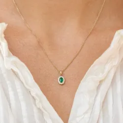 ovaali smaragdi timanttiriipus 14 karaatti kultaa 0,25 ct 0,15 ct