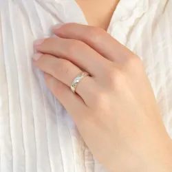 4 mm timantti vihkisormus 9 karaatin valkokultaa 0,008 ct ja 0,015 ct