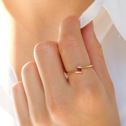 rubiini sormus 9 karaatin kultaa 0,10 ct