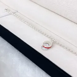 punainen rannekoru hopeaa ylioppilaslakki  hopea