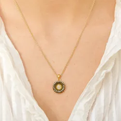 14 mm päivänkakkara musta riipus  kullattua hopeaa - Marie