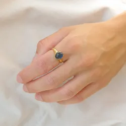 tummansininen kristalli sormus kullattua hopeaa - Loom Stones