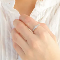 valkoinen zirkoni sormus rodinoitua hopeaa