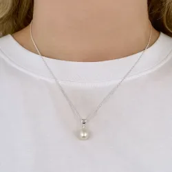 helmi riipus jossa on ketju hopeaa